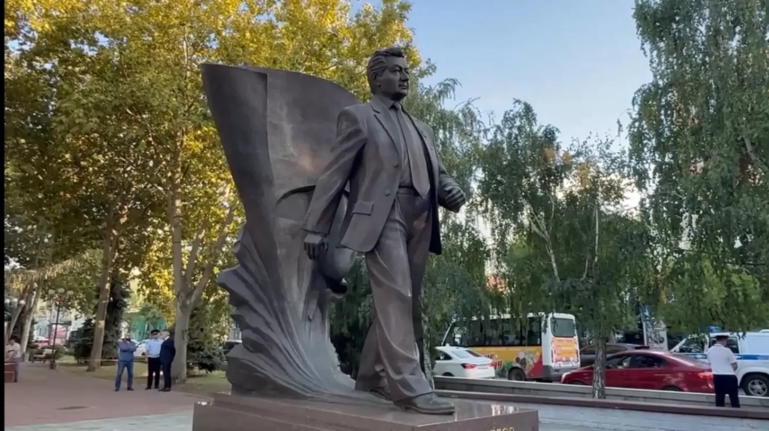 В Махачкале прошла церемония возложения цветов к памятникам Магомедали Магомедову и Расулу Гамзатову